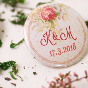 Svadobný odznak alebo magnetka – darček pre svadobčanov Darčeky pre svadobčanov - ELART