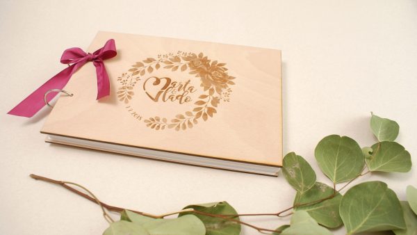 Drevená svadobná kniha hostí romantický venček Svadobné knihy hostí - ELART 10