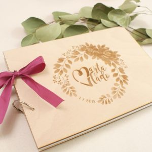 Drevená svadobná kniha hostí romantický venček Svadobné knihy hostí - ELART