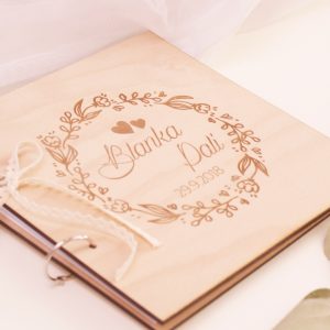 Drevená svadobná kniha hostí venček s dvoma srdiečkami Svadobné knihy hostí - ELART