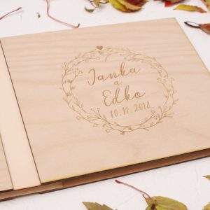 Drevená svadobná kniha hostí venček so srdiečkom viazanie s kožou Svadobné knihy hostí - ELART