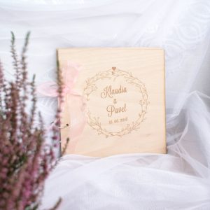Drevená svadobná kniha hostí jemný venček Svadobné knihy hostí - ELART