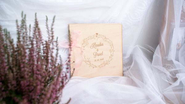 Drevená svadobná kniha hostí jemný venček Svadobné knihy hostí - ELART 5