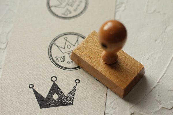 Pečiatka štandardných stredných rozmerov s logom