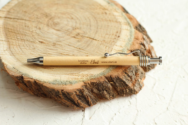 Gravírované pero zhotovené z ekologického materiálu